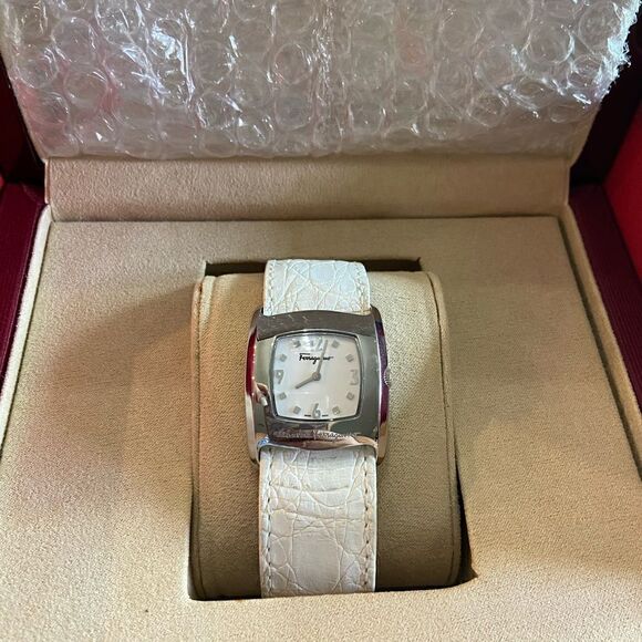 Salvatore Ferragamo VARA white watch with leather band - Picture 2 of 12